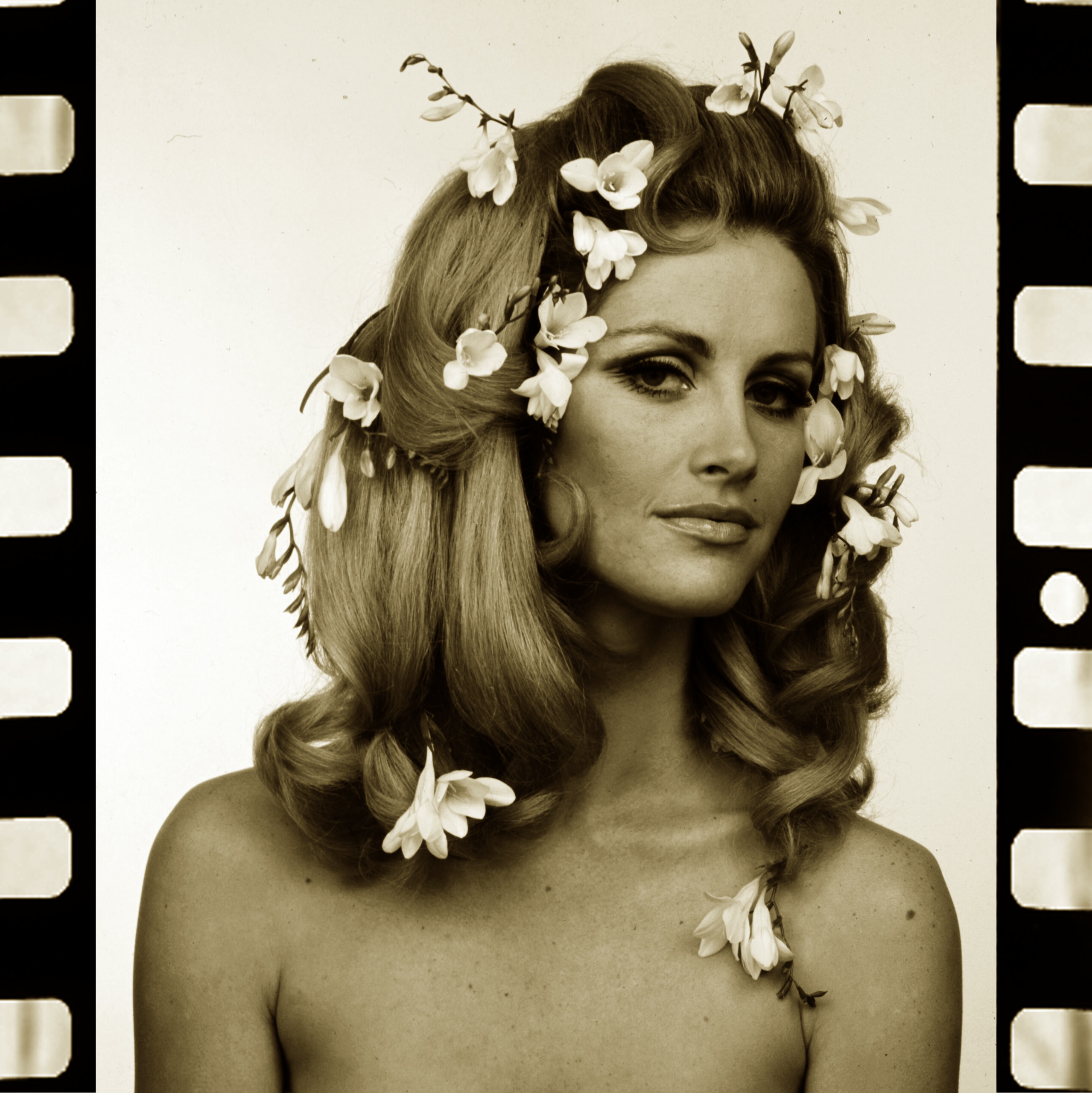 Flowers in Hair, Into Camera - Collection Solo Power, Londres des années 60 par Michael Joseph