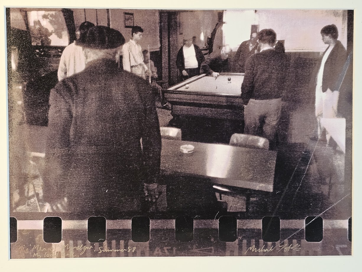 Joueurs de billards dans un café à Monségur, tirage chambre noire par Michael Joseph