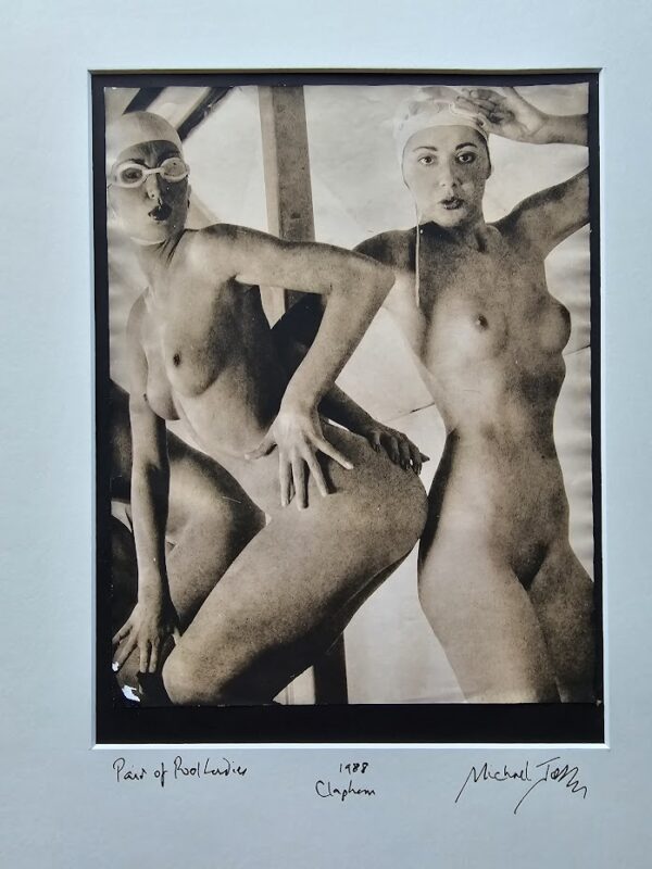 Paire de femmes nues au bord de la piscine - tirage authentique en chambre noire, granuleux, ville brune, de la séance photo Playboy par Michael Joseph