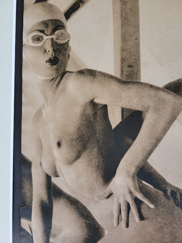Paire de femmes nues au bord de la piscine - tirage authentique en chambre noire, granuleux, ville brune, de la séance photo Playboy par Michael Joseph