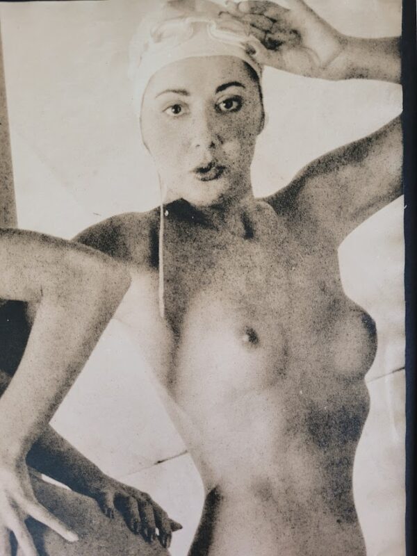 Paire de femmes nues au bord de la piscine - tirage authentique en chambre noire, granuleux, ville brune, de la séance photo Playboy par Michael Joseph