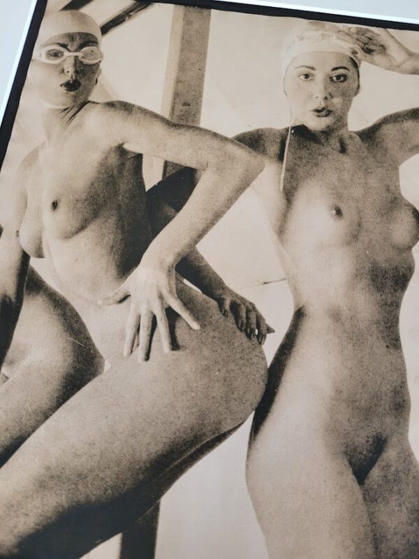 Paire de femmes nues au bord de la piscine - tirage authentique en chambre noire, granuleux, ville brune, de la séance photo Playboy par Michael Joseph