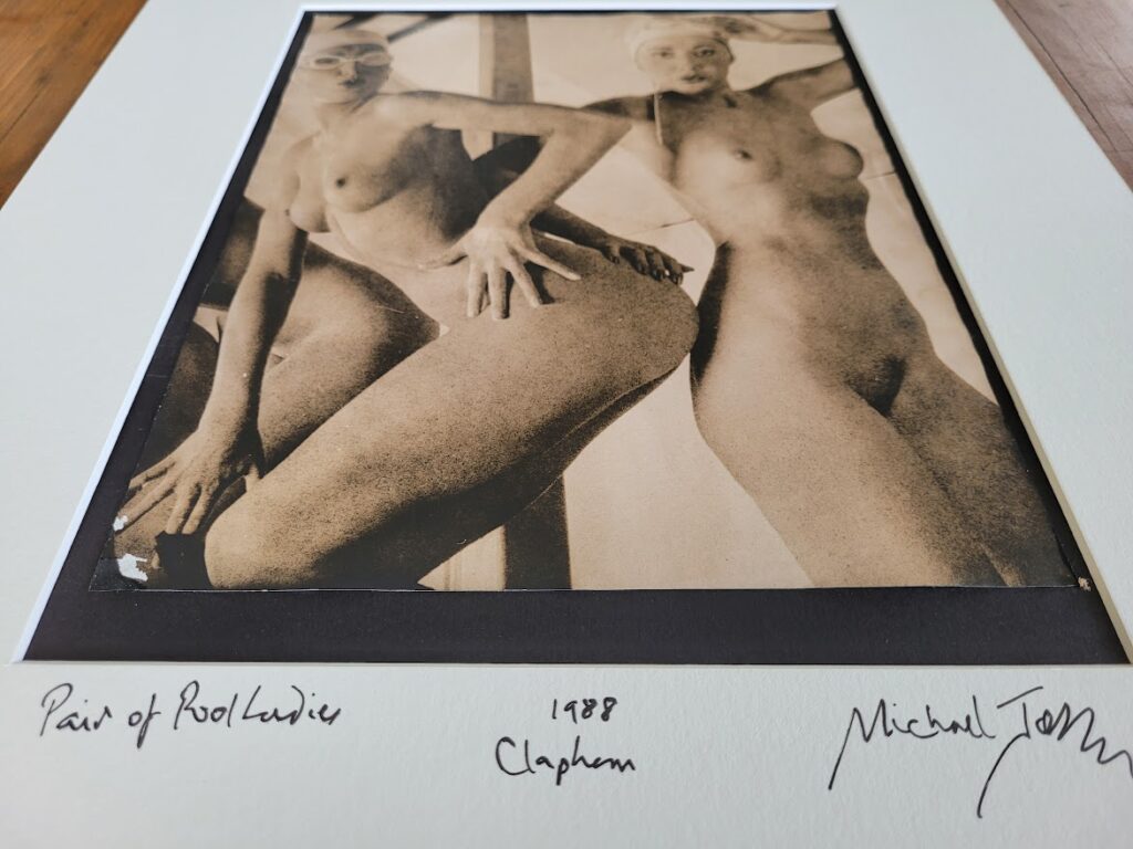 Paire de femmes nues au bord de la piscine - tirage authentique en chambre noire, granuleux, ville brune, de la séance photo Playboy par Michael Joseph
