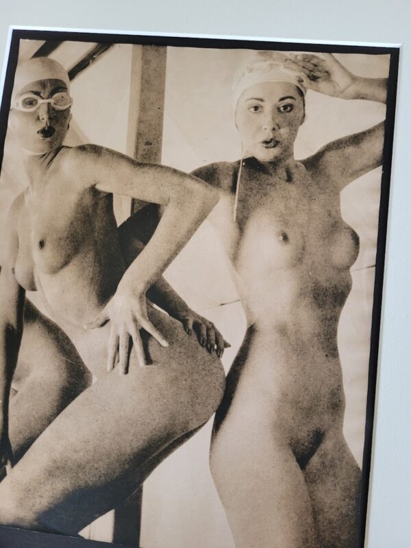 Paire de femmes nues au bord de la piscine - tirage authentique en chambre noire, granuleux, ville brune, de la séance photo Playboy par Michael Joseph