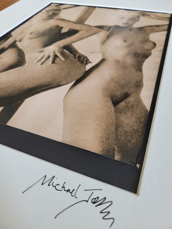 Paire de femmes nues au bord de la piscine - tirage authentique en chambre noire, granuleux, ville brune, de la séance photo Playboy par Michael Joseph