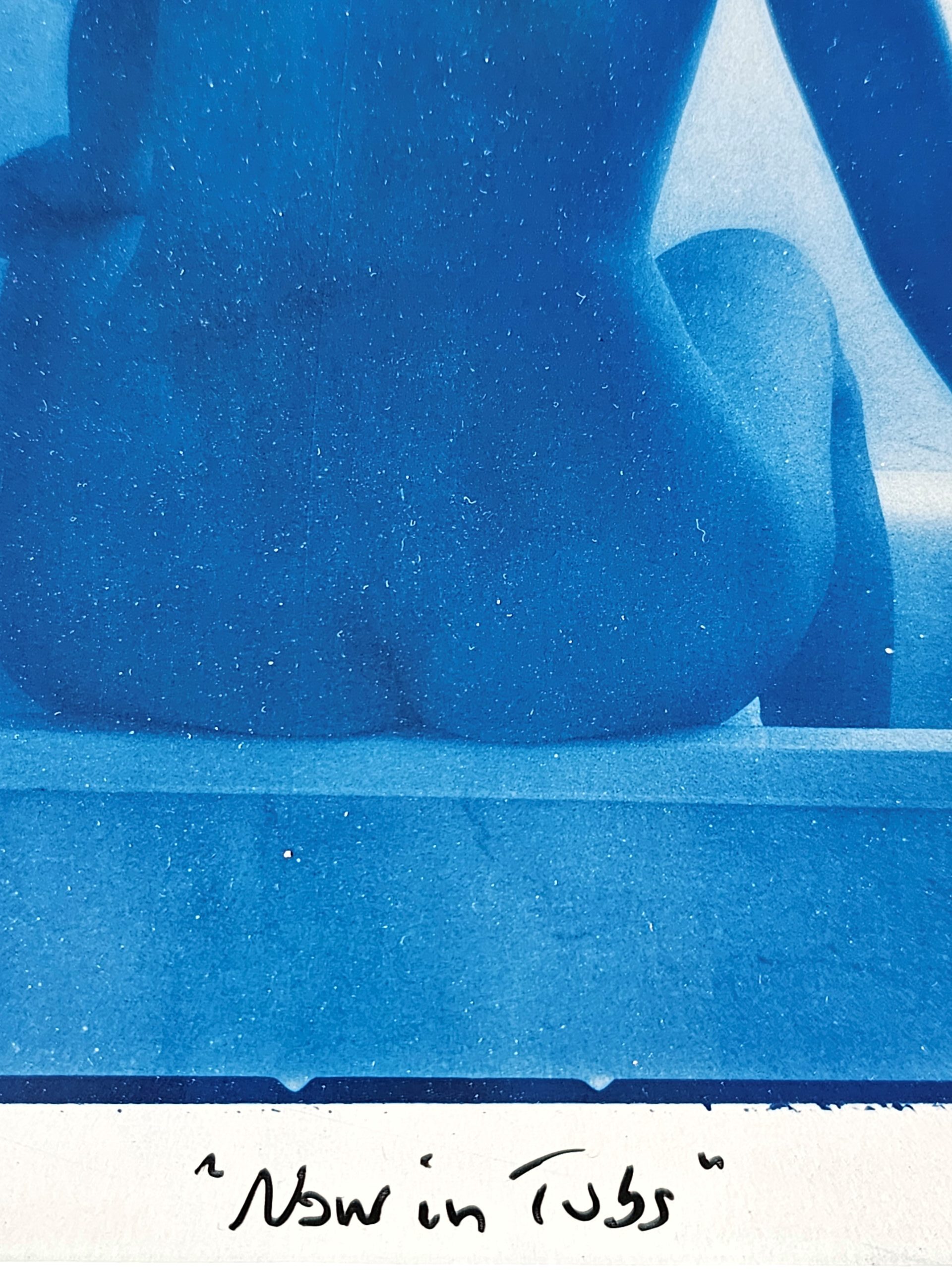 Nivea nue vue de dos, assise au bord d’une baignoire Tirage argentique Kodalith en ton bleu publicité pour la crème maintenant désormais en pot