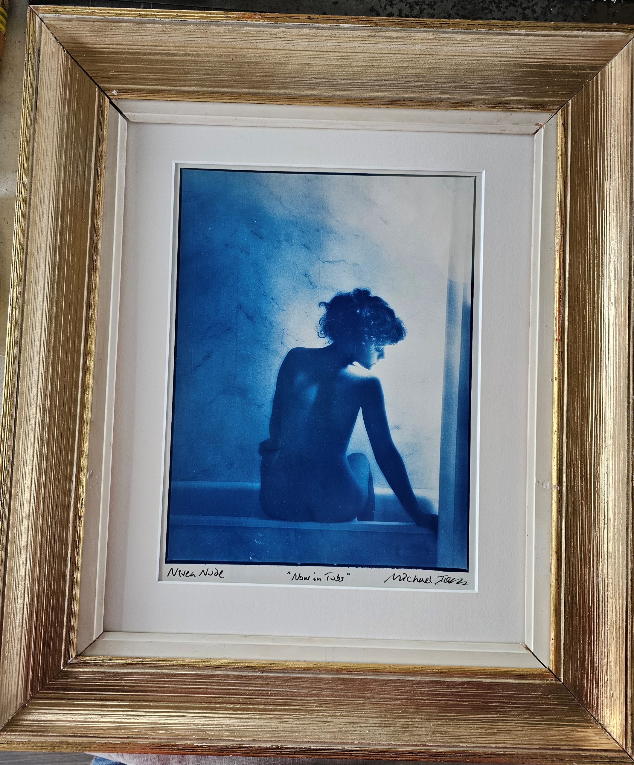 Nivea nue vue de dos, assise au bord d’une baignoire Tirage argentique Kodalith en ton bleu publicité pour la crème maintenant désormais en pot