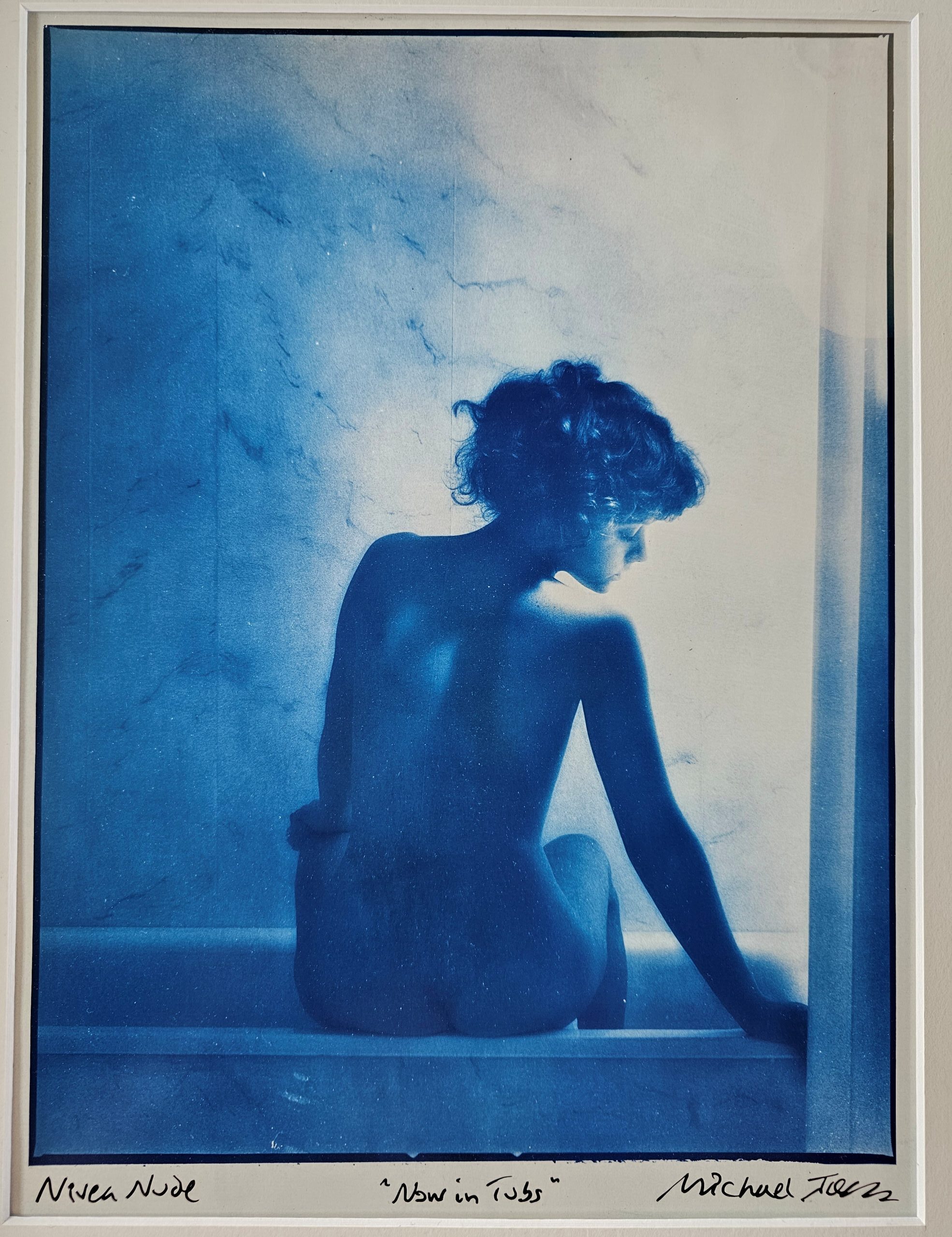 Nivea nue vue de dos, assise au bord d’une baignoire Tirage argentique Kodalith en ton bleu publicité pour la crème maintenant désormais en pot