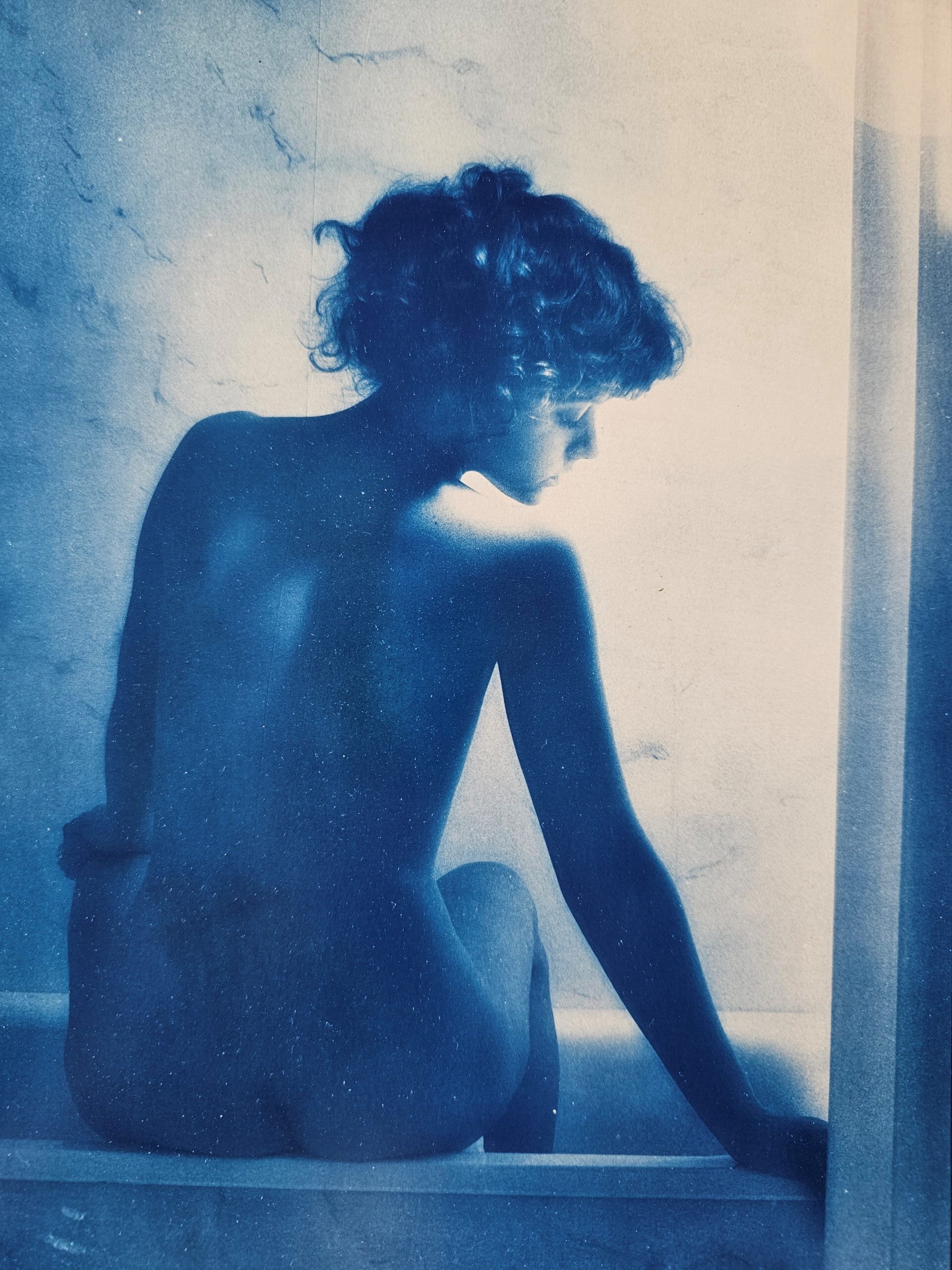 Nivea nue vue de dos, assise au bord d’une baignoire Tirage argentique Kodalith en ton bleu publicité pour la crème maintenant désormais en pot