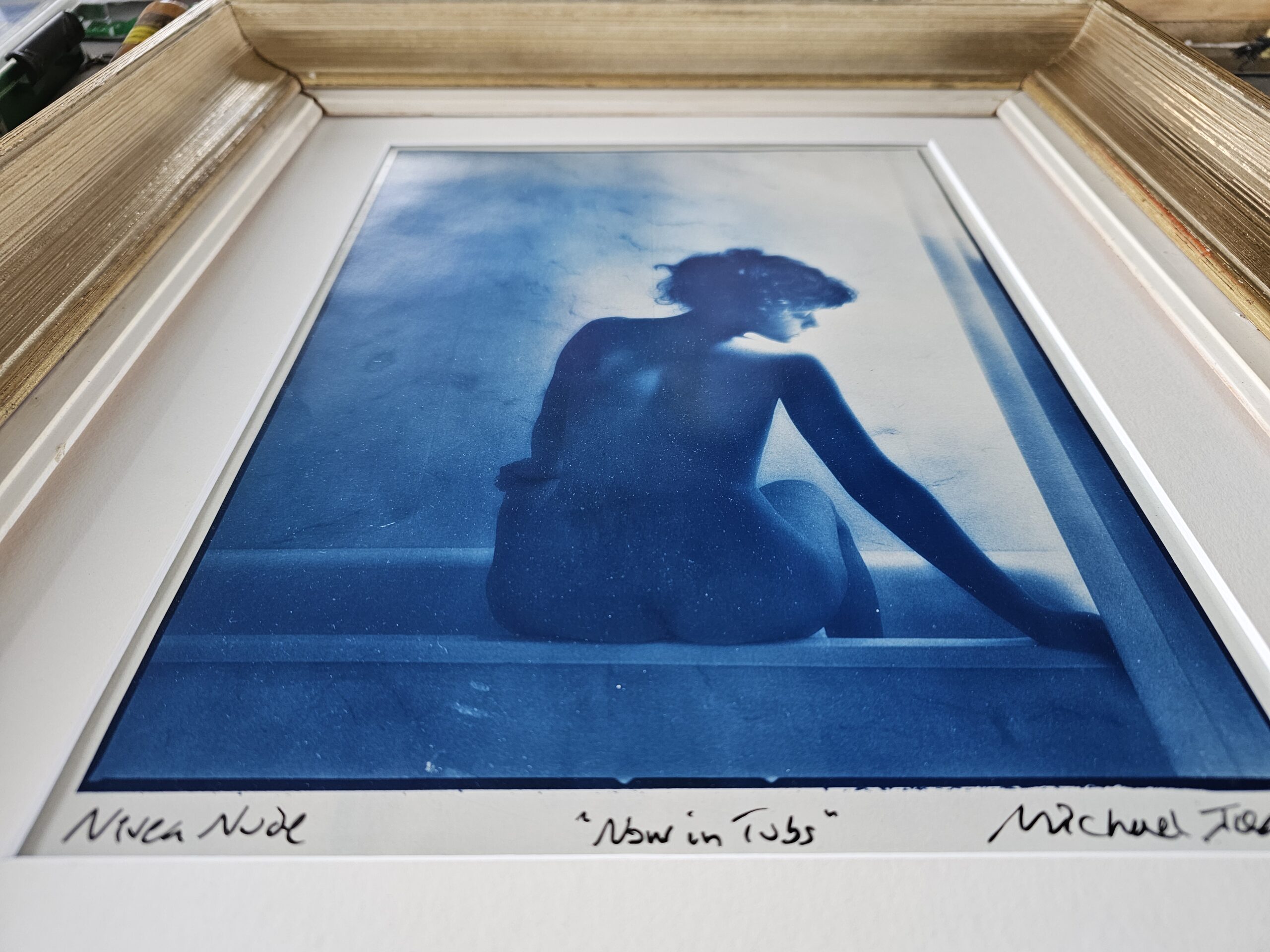 Nivea nue vue de dos, assise au bord d’une baignoire Tirage argentique Kodalith en ton bleu publicité pour la crème maintenant désormais en pot