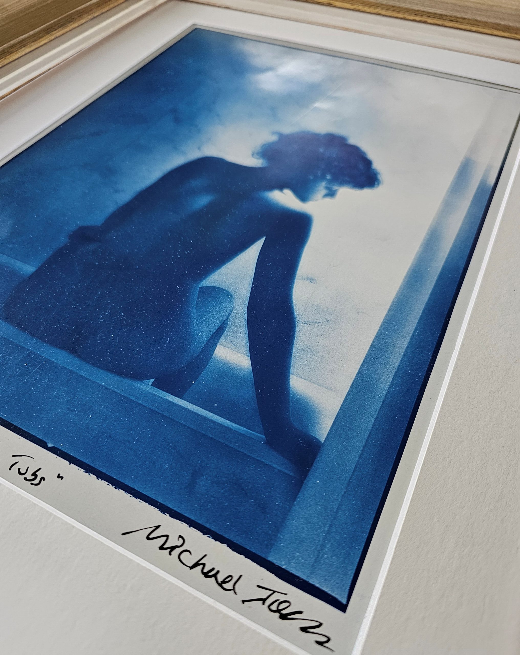 Nivea nue vue de dos, assise au bord d’une baignoire Tirage argentique Kodalith en ton bleu publicité pour la crème maintenant désormais en pot