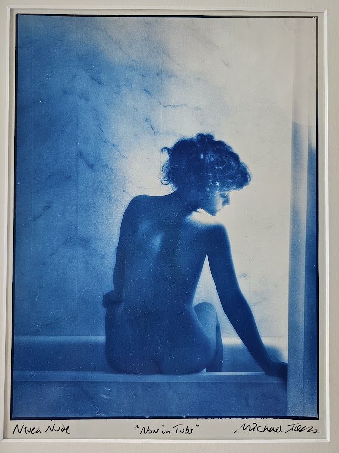 Nivea nue vue de dos, assise au bord d’une baignoire Tirage argentique Kodalith en ton bleu publicité pour la crème maintenant désormais en pot