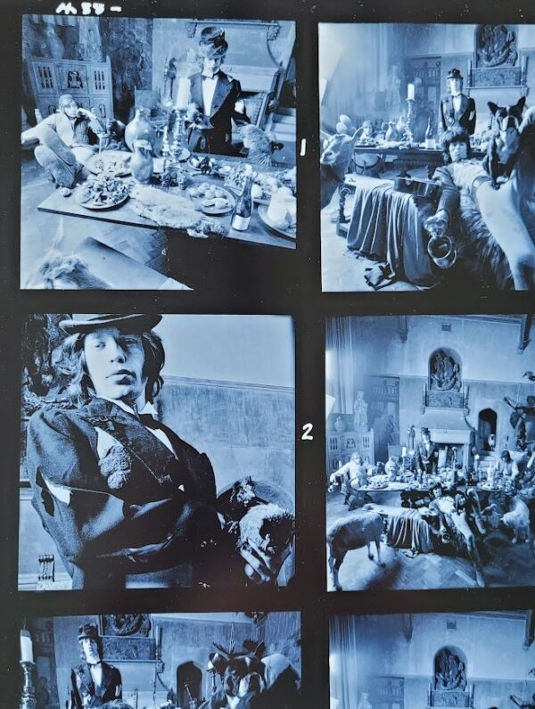 Planche Contact Bleue: Beggars Banquet les Rolling Stones lors de la photoshoot, méli-mélo de 1968 à Sarum Chase, par Michael Joseph