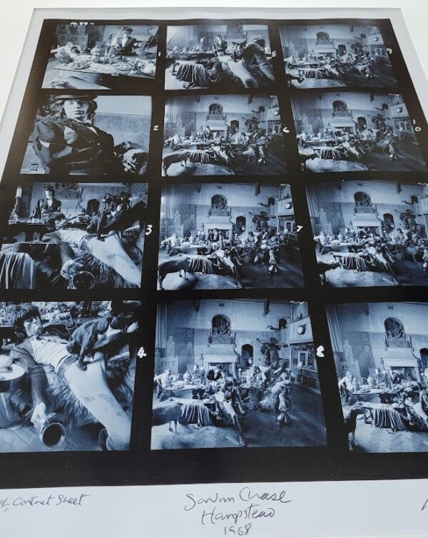 Planche Contact Bleue: Beggars Banquet les Rolling Stones lors de la photoshoot, méli-mélo de 1968 à Sarum Chase, par Michael Joseph
