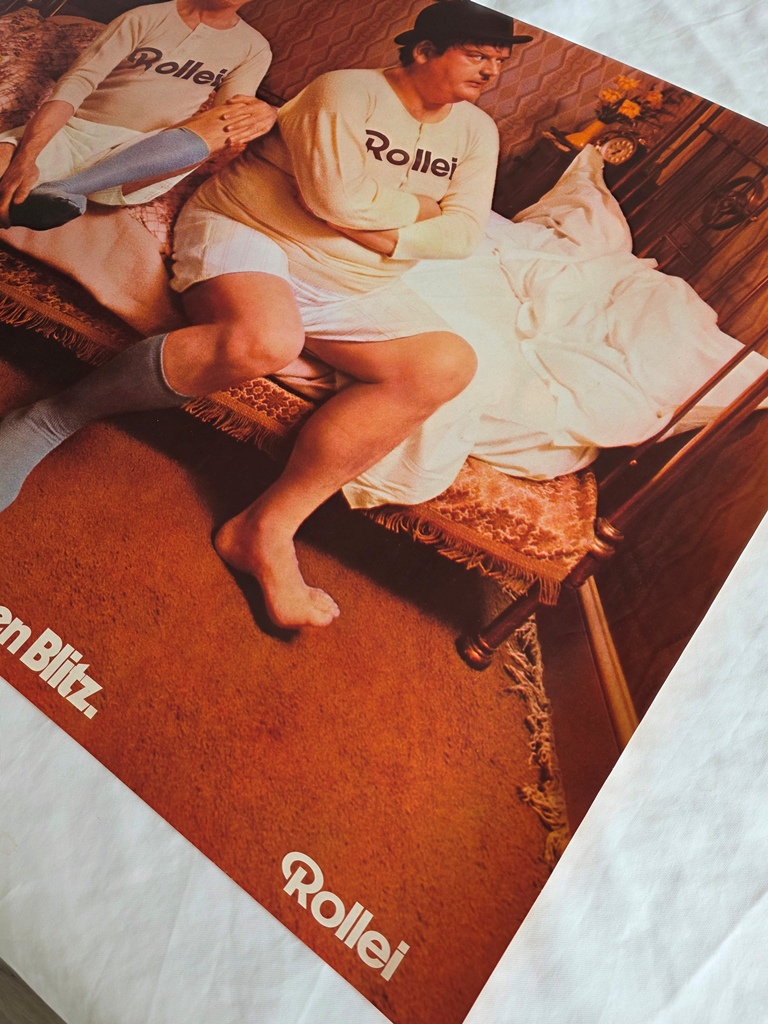 Laurel & Hardy - Rollei Campagne , 1974 (sosies) - affiche double face, photo par Michael Joseph – Image 5