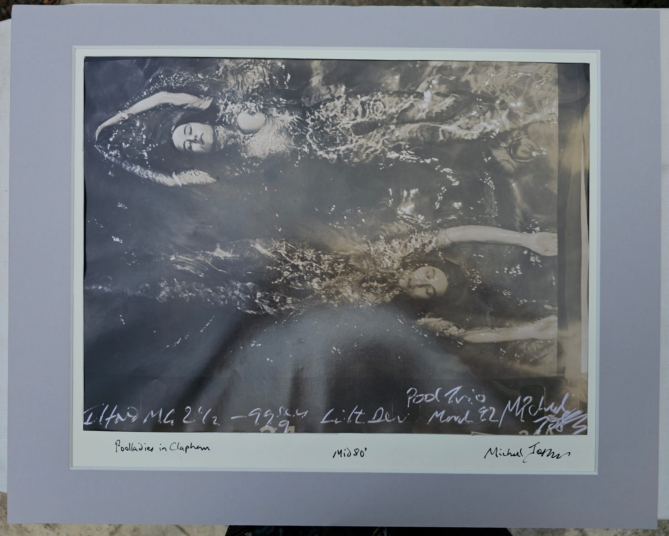 Paire de femmes nues nageant en directions opposées, de la série pool ladies (Playboy photoshoot) par Michael Joseph