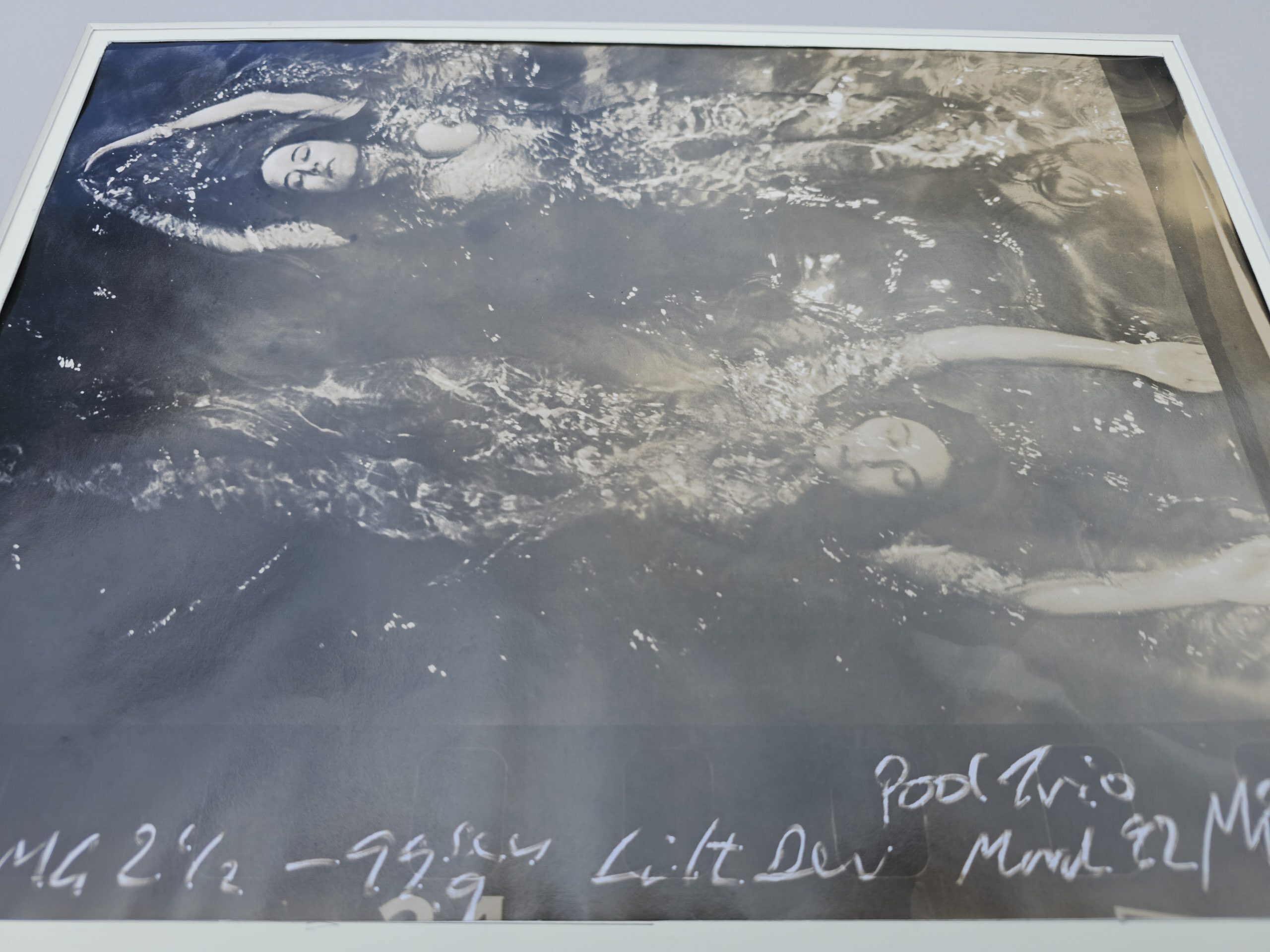 Paire de femmes nues nageant en directions opposées, de la série pool ladies (Playboy photoshoot) par Michael Joseph