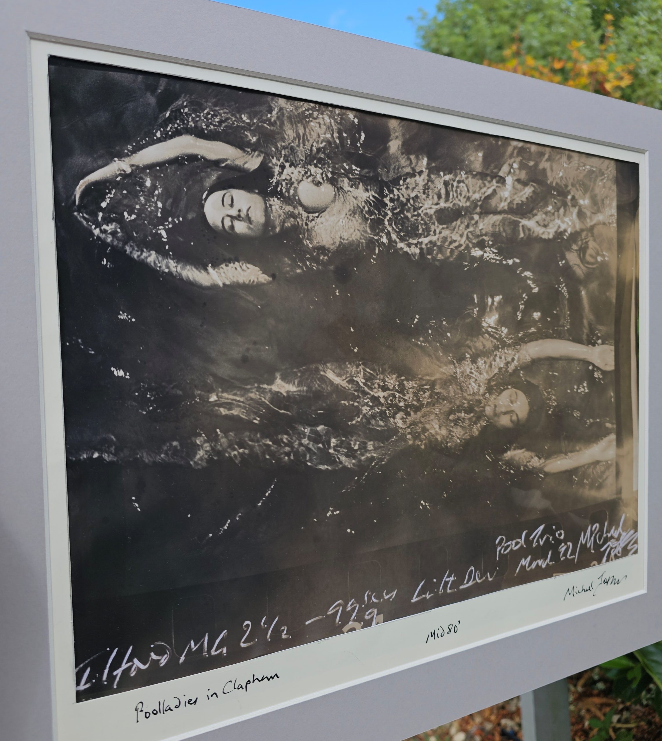 Paire de femmes nues nageant en directions opposées, de la série pool ladies (Playboy photoshoot) par Michael Joseph