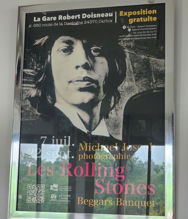Grande affiche pour l'exposition Gare Robert Doisneau été 2024, shooting par Michael Joseph Rolling Stones Beggars Banquet, incorporant Mick Jagger
