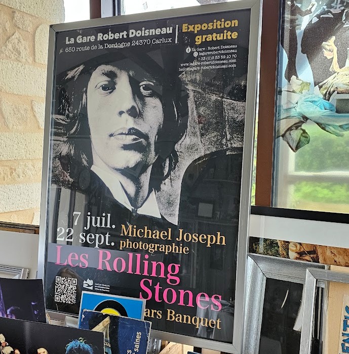 Grande affiche pour l'exposition Gare Robert Doisneau été 2024, shooting par Michael Joseph Rolling Stones Beggars Banquet, incorporant Mick Jagger