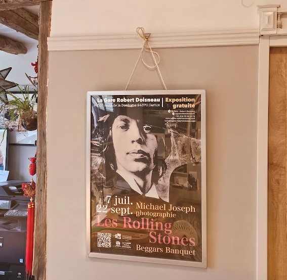 Grande affiche pour l'exposition Gare Robert Doisneau été 2024, shooting par Michael Joseph Rolling Stones Beggars Banquet, incorporant Mick Jagger