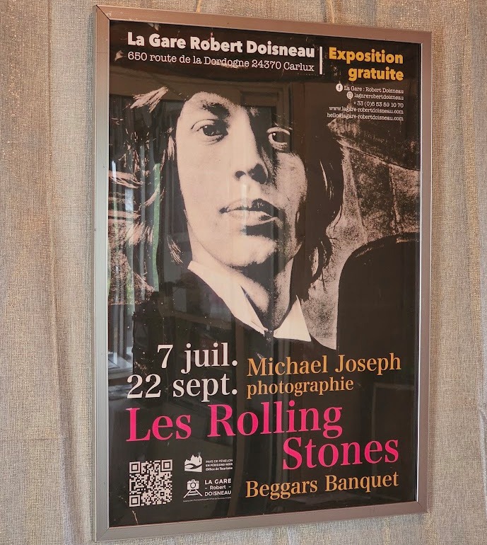 Grande affiche pour l'exposition Gare Robert Doisneau été 2024, shooting par Michael Joseph Rolling Stones Beggars Banquet, incorporant Mick Jagger