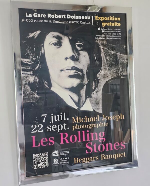 Grande affiche pour l'exposition Gare Robert Doisneau été 2024, shooting par Michael Joseph Rolling Stones Beggars Banquet, incorporant Mick Jagger