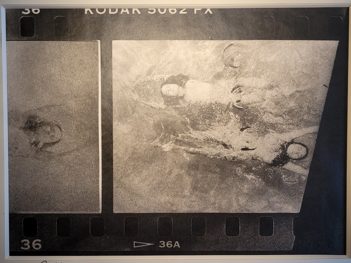 Paire de femmes nues nageant en directions opposées, de la série pool ladies par Michael Joseph