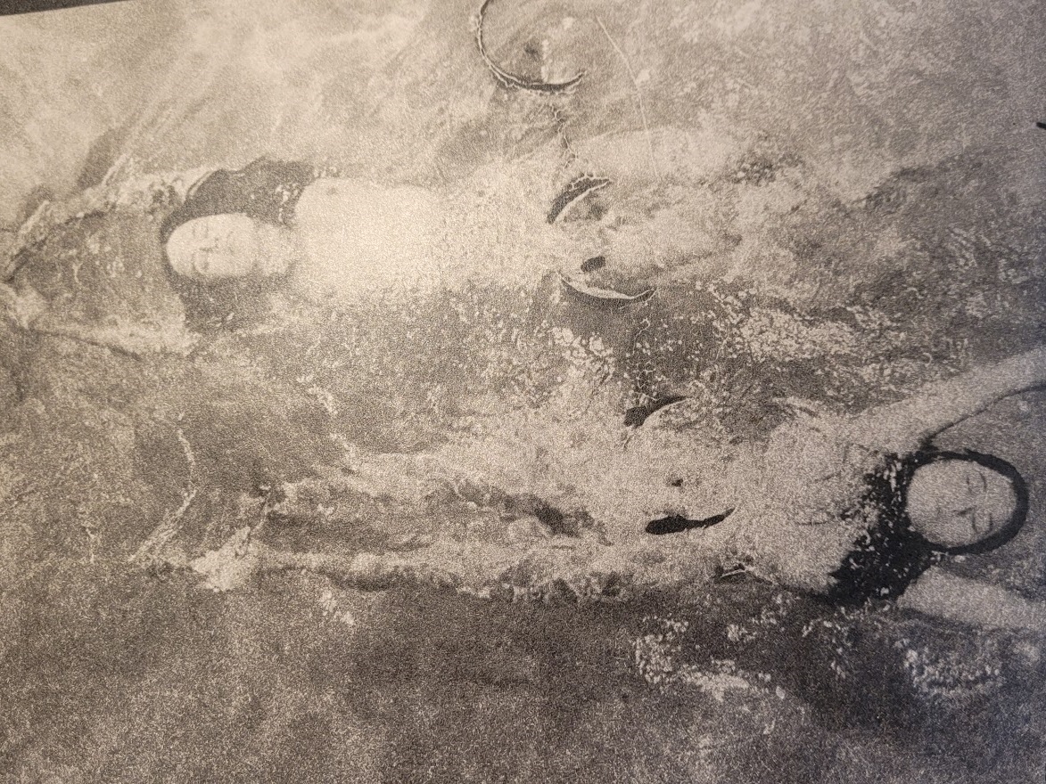 Paire de femmes nues nageant en directions opposées, de la série pool ladies par Michael Joseph