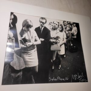 Personnes faisant la queue pour une société de téléphonie britannique par Michael Joseph