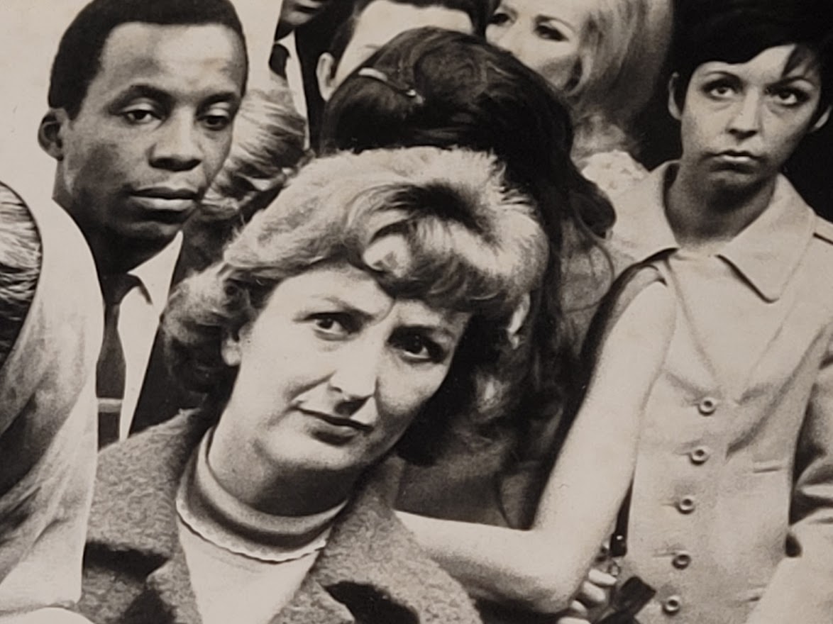 Personnes faisant la queue pour une société de téléphonie britannique par Michael Joseph