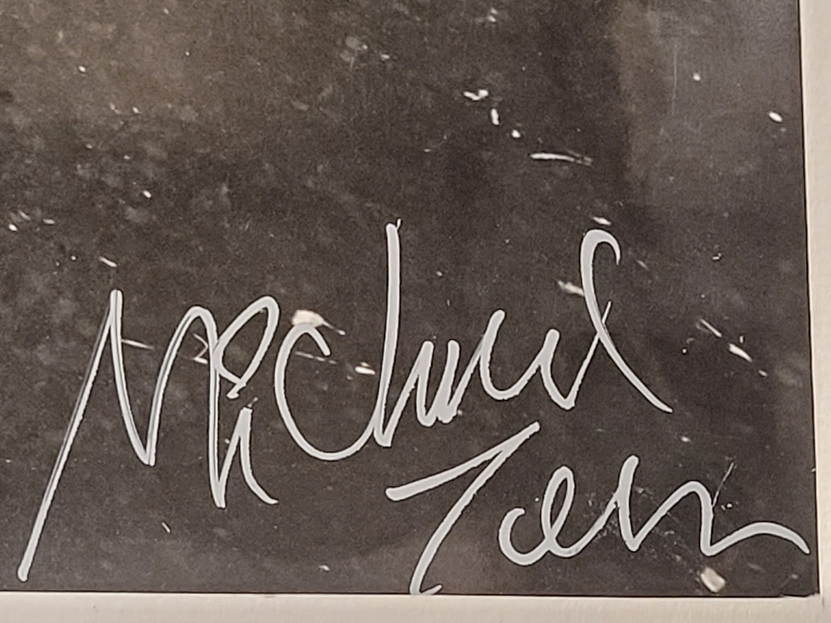 Personnes faisant la queue pour une société de téléphonie britannique par Michael Joseph