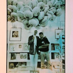 Parks avec des ballons en forme de saucisse Porkinson à la soirée de lancement de la galerie Hamilton, bras autour des épaules de MJ