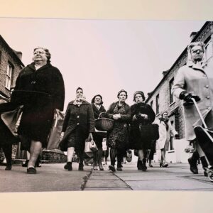 Femmes déterminées défilant, années 1960 - tirage en chambre noire de Michael Joseph