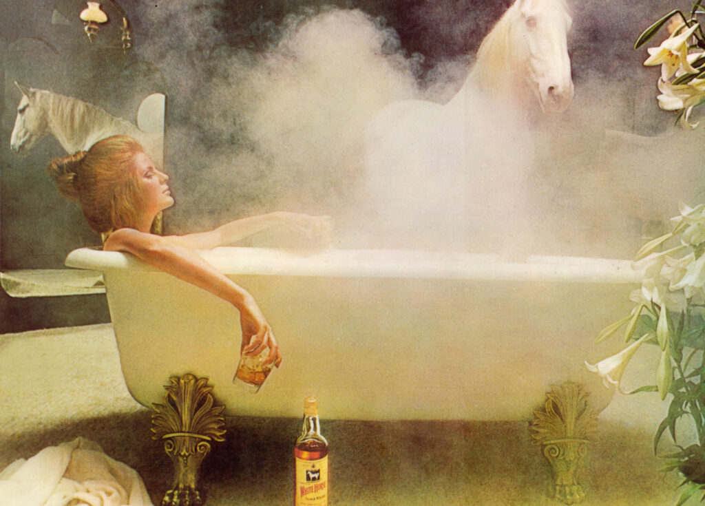 Magnet White Horse girl in bath, Aimant femme dans baignoire avec cheval et verre de whisky, photo par Michael Joseph