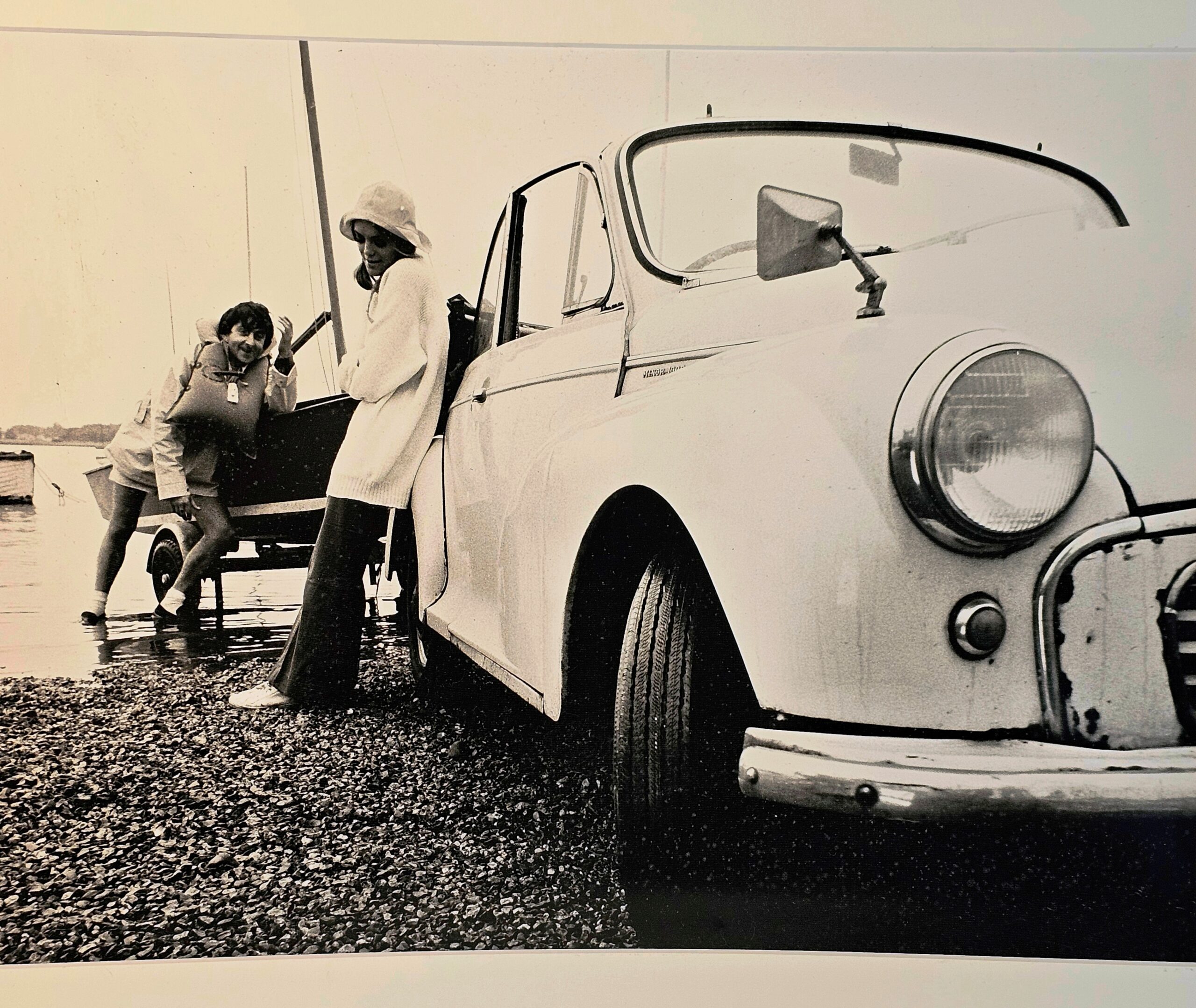 Couple flirtant au bord de l'eau, appuyé sur une vieille voiture, test d'impression du calendrier nu de Michael Joseph