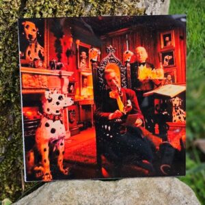 Seigneur du manoir entouré d'une collection de dalmatiens - majordome apportant du Schweppes - dessous de plat carré - photo sur acrylique