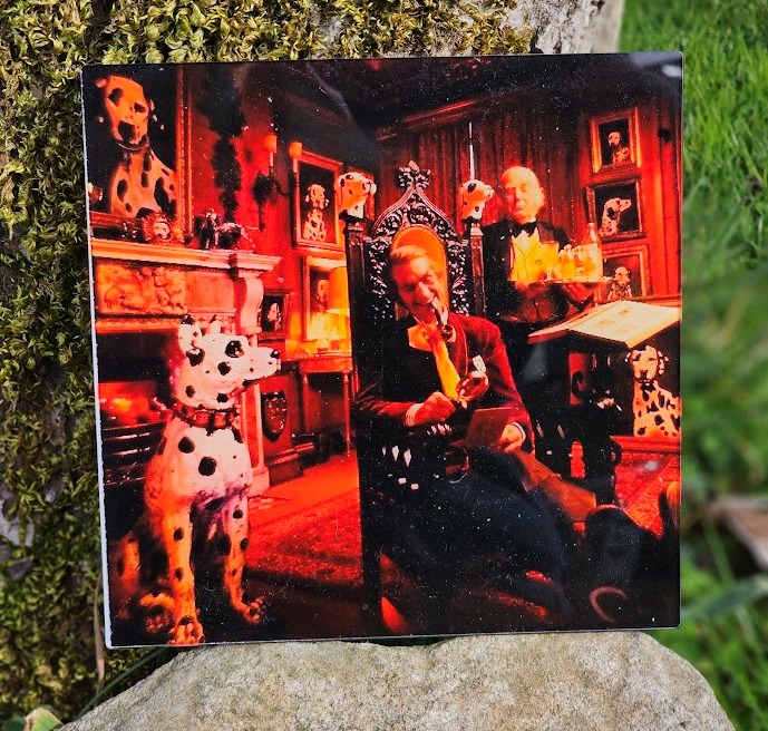 Seigneur du manoir entouré d'une collection de dalmatiens - majordome apportant du Schweppes - dessous de plat carré - photo sur acrylique