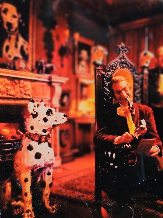 Seigneur du manoir entouré d'une collection de dalmatiens - majordome apportant du Schweppes - dessous de plat carré - photo sur acrylique