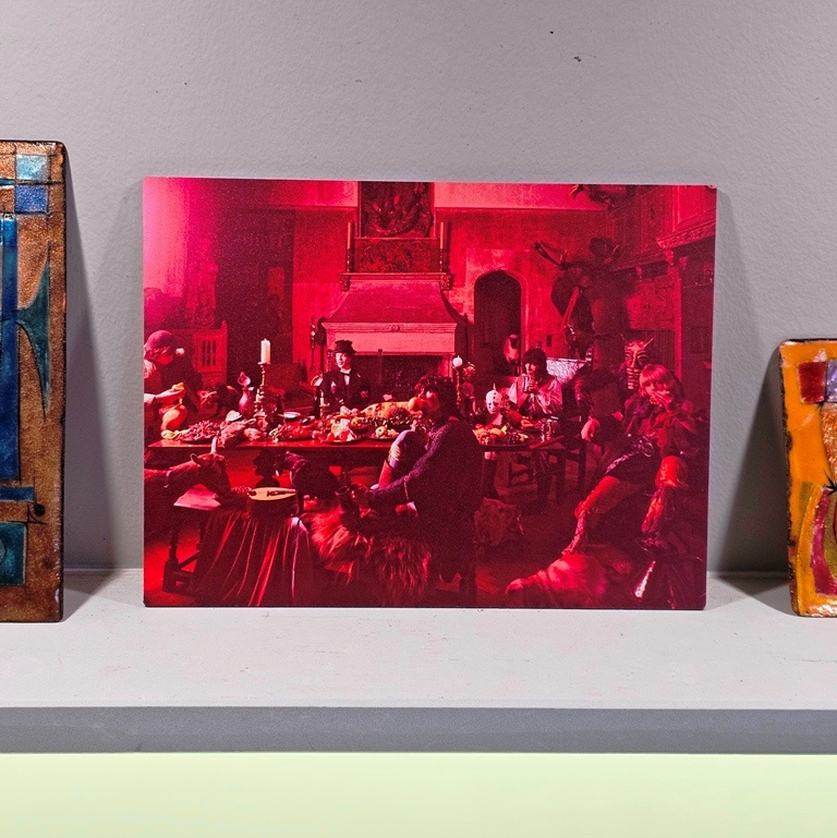 Red banquet - une photographie iconique revisitée de Michael Joseph sur aluminium
