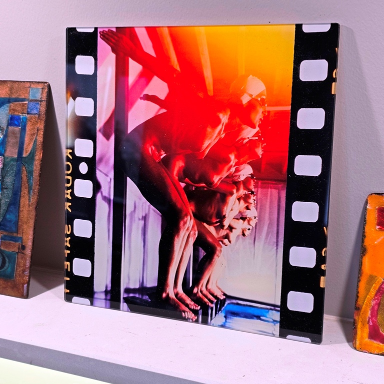 Dessous de plat carré multicolore pour dames de la piscine prêtes à plonger - une photo sur acrylique de Michael Joseph