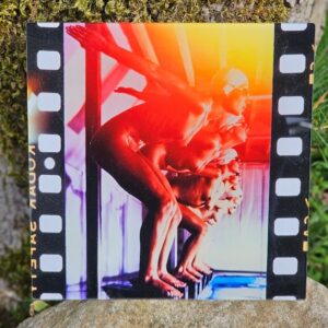 Dessous de plat carré multicolore pour dames de la piscine prêtes à plonger - une photo sur acrylique de Michael Joseph