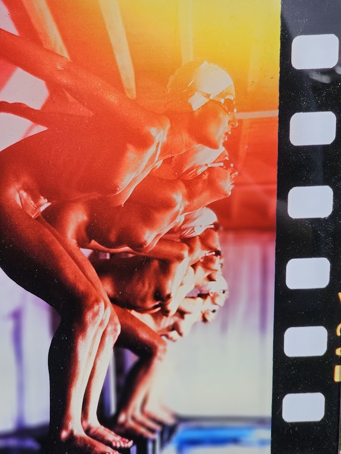 Dessous de plat carré multicolore pour dames de la piscine prêtes à plonger - une photo sur acrylique de Michael Joseph