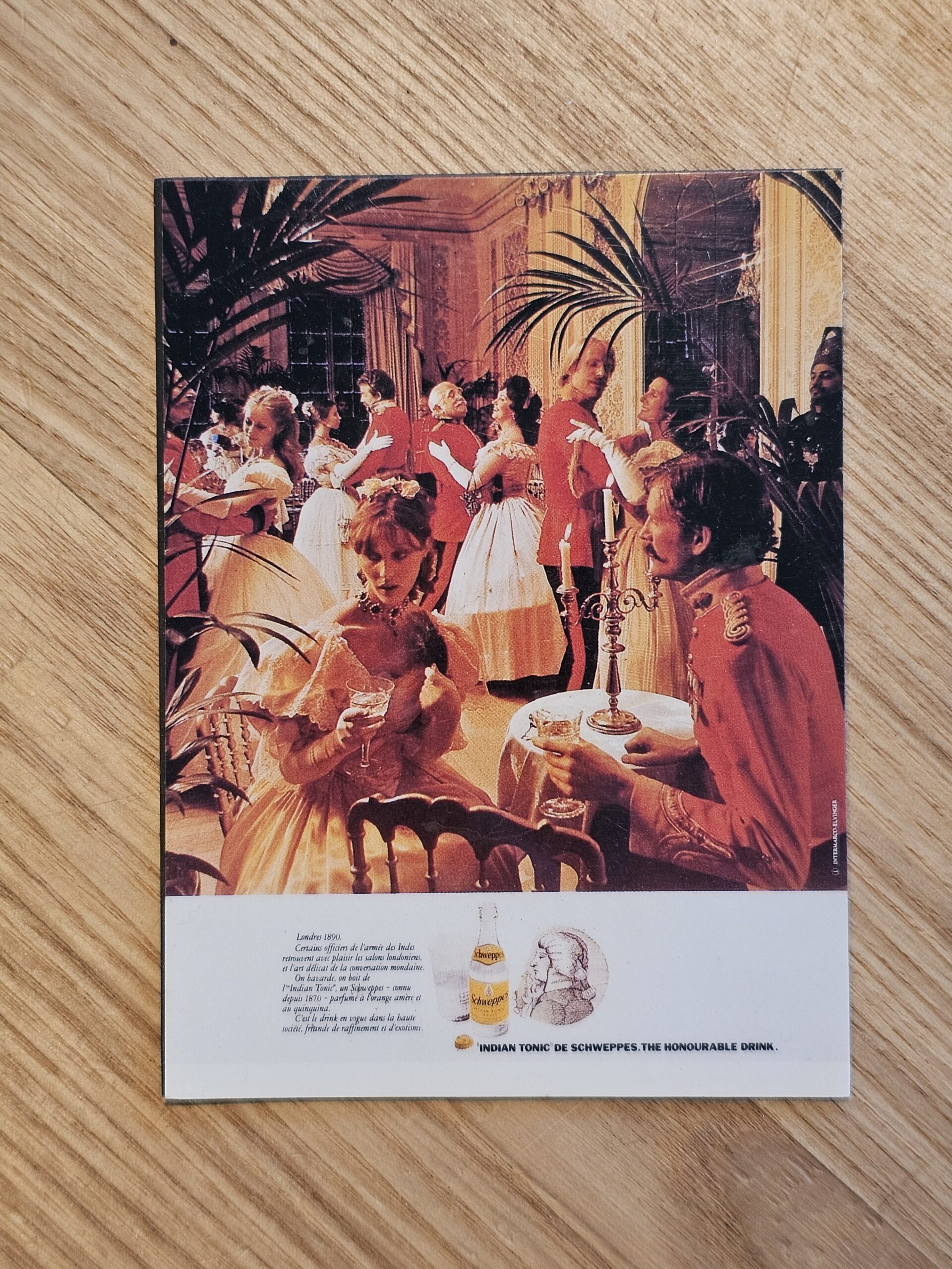 Magnet publicitaire vintage de boisson gazeuse, mélange d’annonces insouciantes des années soixante et soixante-dix, plusieurs types différents