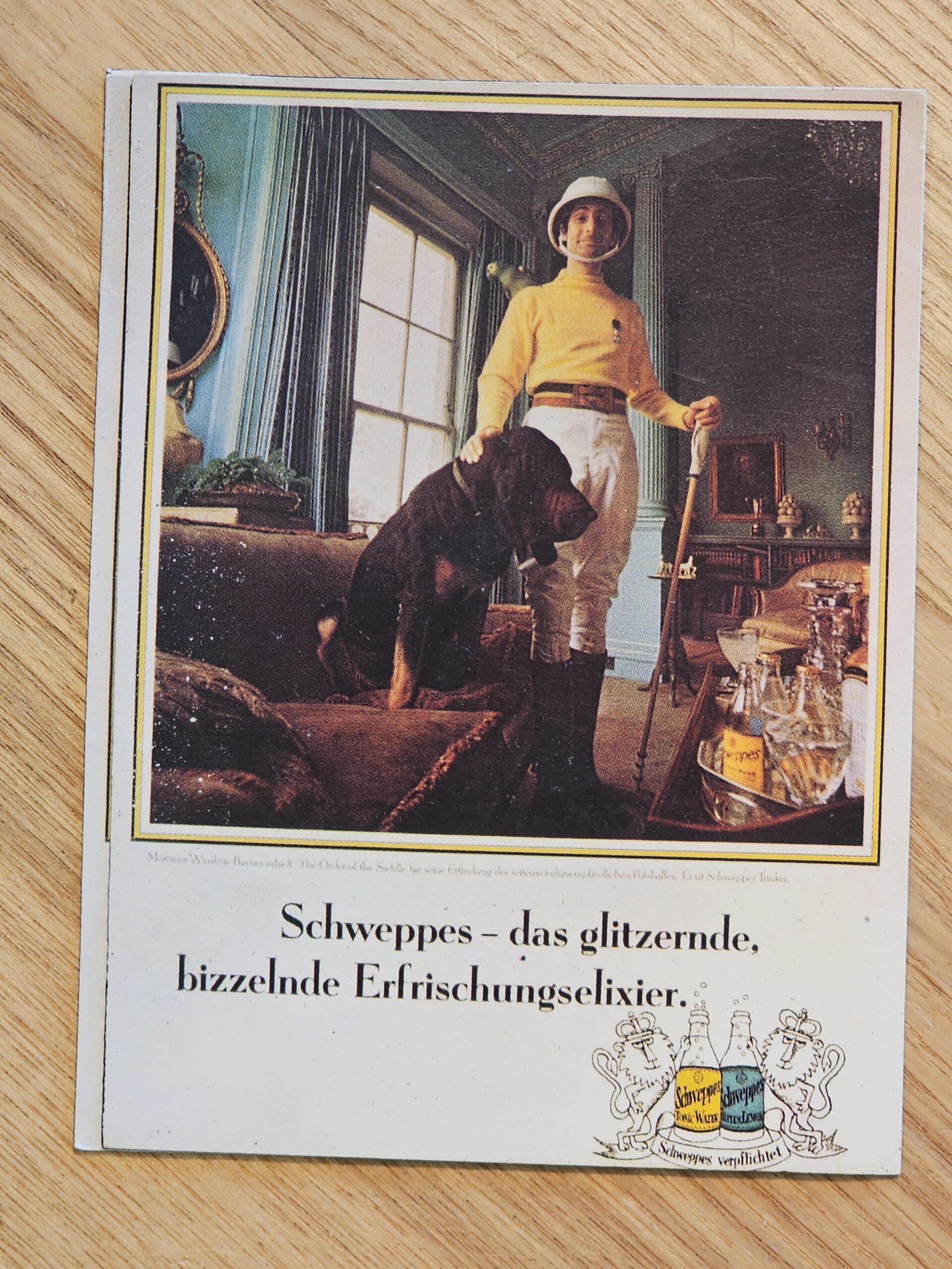 Magnet publicitaire vintage de boisson gazeuse, mélange d’annonces insouciantes des années soixante et soixante-dix, plusieurs types différents