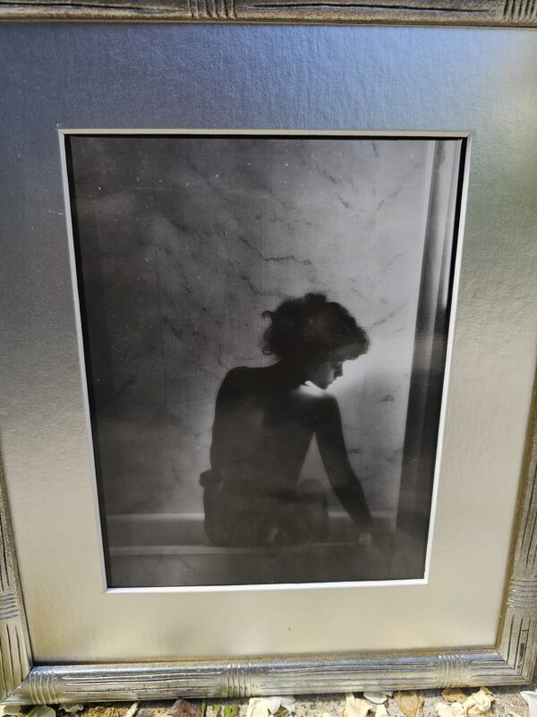 Nivea, femme nue assise sur le bord de la baignoire par Michael Joseph