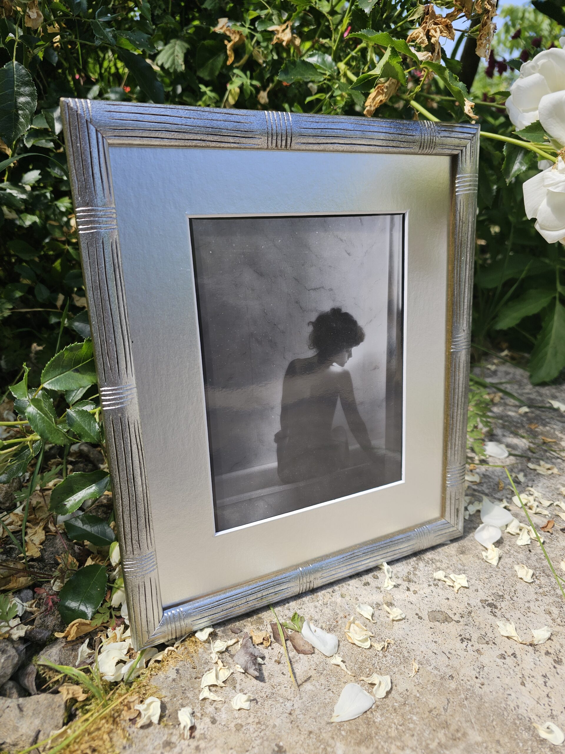 Nivea, femme nue assise sur le bord de la baignoire par Michael Joseph