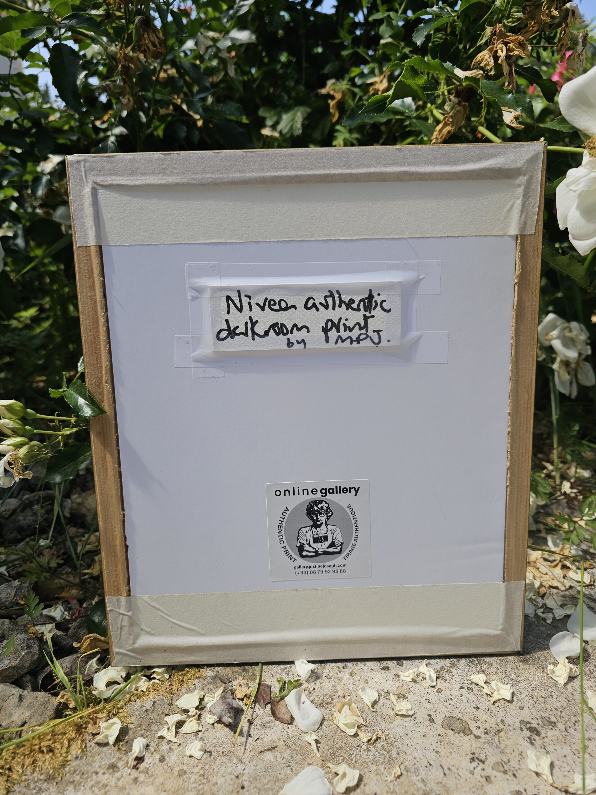 Nivea, femme nue assise sur le bord de la baignoire par Michael Joseph