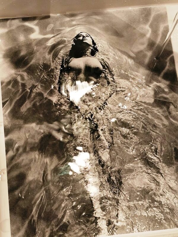 « Nageuse solitaire », issue de la série Playboy Pool Ladies, Clapham, années 1980, par Michael Joseph.