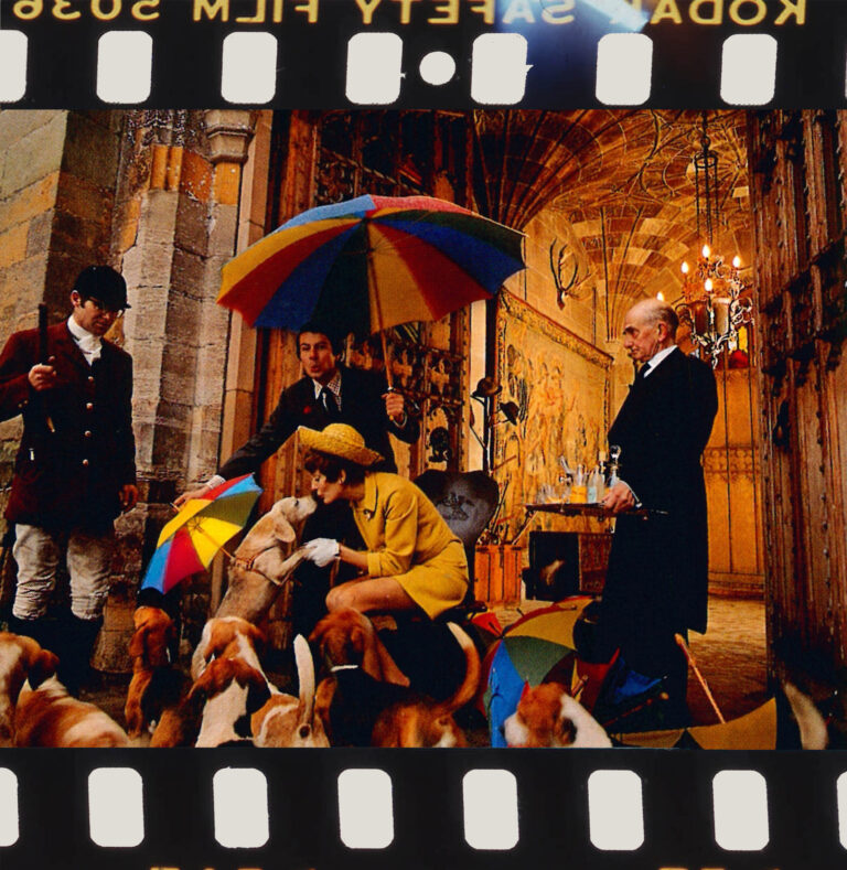 "La Chasse aux Parapluies" Photographie Publicitaire Schweppes, Carte Postale de Michael Joseph